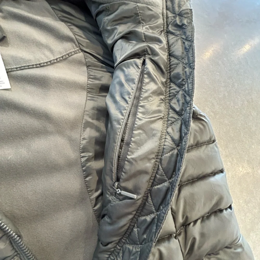 Lululemon goose down longline puffer vest. Size 4. Green. Pockets. New condition - Picture 7 of 13